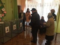 На виборчій дільниці у Рівному - перші порушення (ФОТО, ВІДЕО)