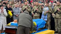Троє військових з Рівненщини віддали своє життя за Україну: сотні людей прийшли на прощання (ФОТО)