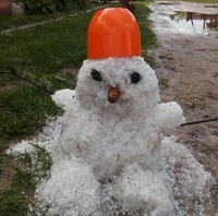 Неймовірно: сніговика у червні зліпили на Рівненщині (ФОТО)