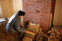 Як правильно розкласти дрова у пічці, щоб вони довше і ефективніше горіли