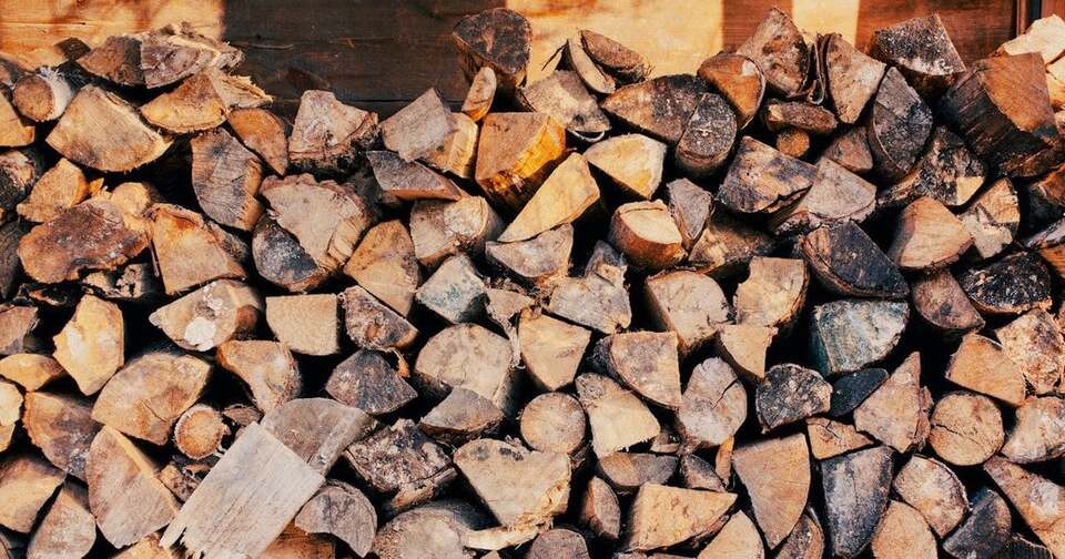 Дрова чи брикети: що дешевше обійдеться та краще горітиме