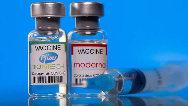 Обидві вакцини - американські. Та чи є вони взаємозамінними - мають сказати експерти. Фото з мережі. 