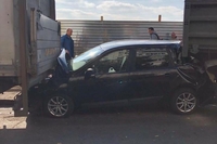 У Рівному вантажівка покотилася і зім'яла легковик (ФОТО)