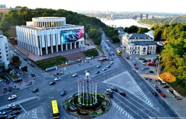 Європейська площа. Перед нами той смий екс-музей ім. Леніна. Наліво це вже -- Хрещатик. Як можна тут перекрити весь рух?