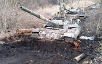 Вгрузли ледь не по башти: відкопали ворожі танки, які росіяни кинули в болоті (ФОТО)