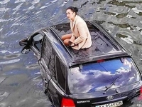 «Мокра ДТП»: дівчина сиділа на даху позашляховика, який плавав у річці (ВІДЕО)