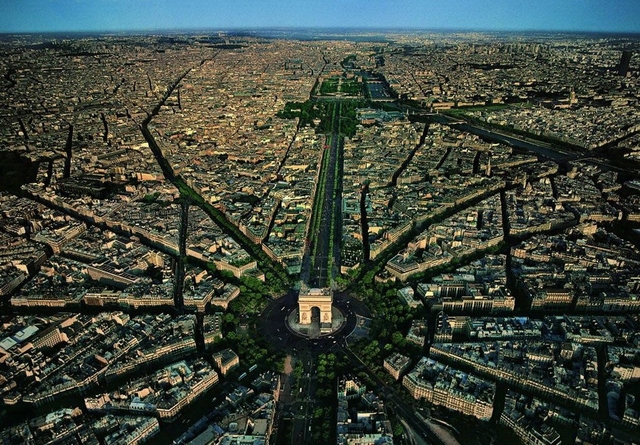 Це кругове перехрестя облаштували у Парижі навколо Тріумфальної арки в 1901 році.