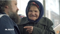 Столітня бабуся торгує шкарпетками в метро і їй живеться непогано 