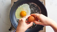 Смажити яєчню на олії — минуле століття: ось чим краще полити сковороду 