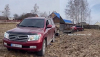 Бульба – це святе: добриво під картоплю на Рівненщині возять автомобілем Toyota Land Cruiser (ВІДЕО)