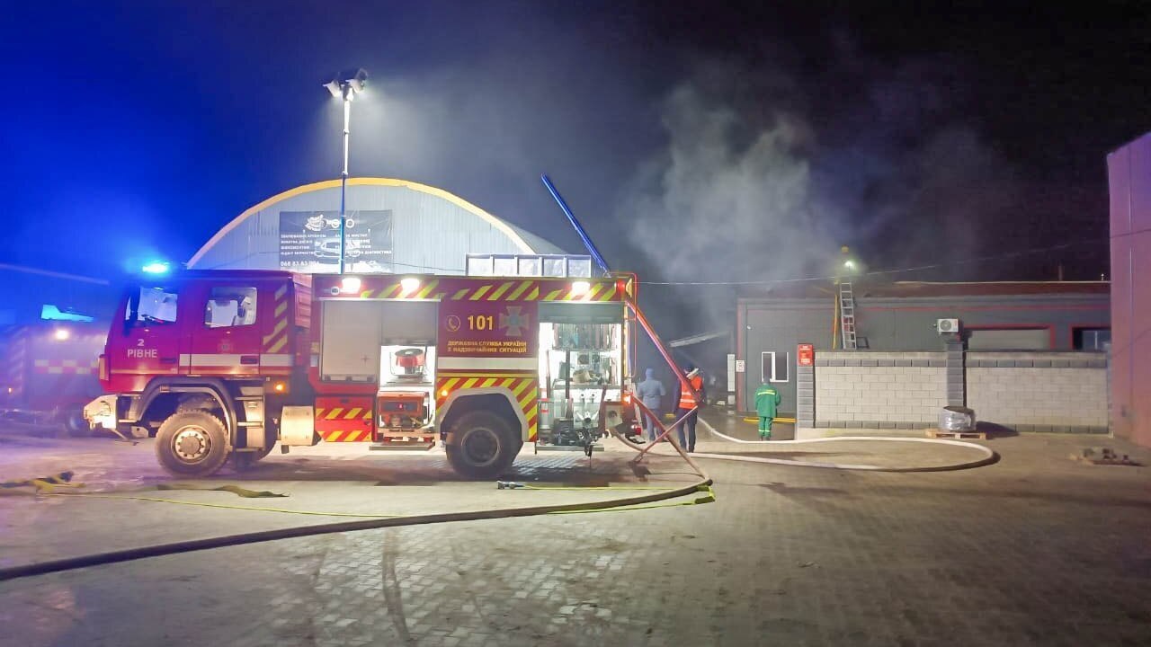 У Рівному рятувальники ліквідували пожежу на СТО (ФОТО)