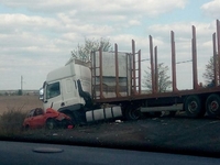 Вантажівка розчавила легковик: ДТП – на Рівненщині (ФОТО)