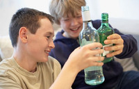 Розпивали горілку у школі:  підлітки отруїлися алкоголем 
