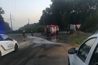 На Рівненщині через ДТП з вантажівками на дорогу розлилося пальне (ФОТО)