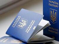 Українці за кордоном скаржаться, що не можуть отримати новий закордонний паспорт
