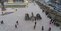 У центрі Рівного 18 учасниць конкурсу краси НУВГП з гвардійцями вишикувалися у Герб України (ФОТО/ВІДЕО)