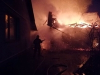 На Рівненщині через пожежу в гаражі ледь не спалахнув будинок (ФОТО)