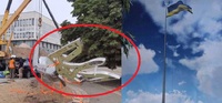 Найвищий флагшток області символічно рухнув і розчавив Lexus у Херсоні (ВІДЕО)
