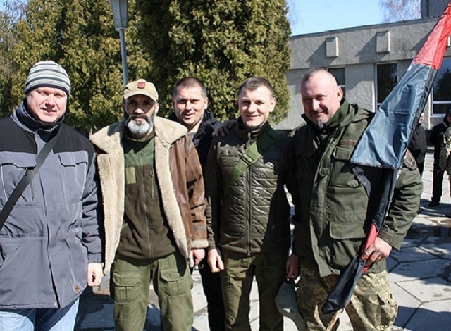 Давид Ніколаєв - другий зліва, Володимир Куб'юк - по центру