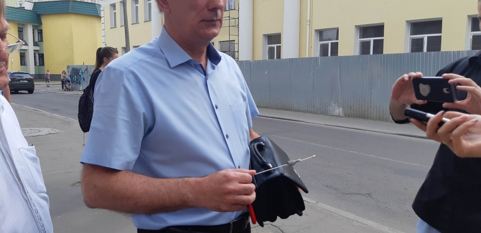 Рівненський історик і активний учасник "Товариства" Валентин Дем'янов тримає таку рамку в руках