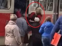 Людська дикість: у Києві дівчину ногами виштовхували з трамвая (ВІДЕО)
