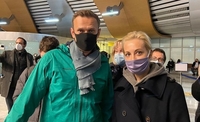 Навального викрала поліція одразу після прибуття в Росію. Ніхто не знає, де він (ФОТО) 