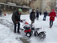 У Львові випало 35 см снігу: мер Садовий взяв лопату і закликає людей виходити на вулиці міста (ВІДЕО)