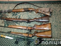 Ножі та рушниці: скільки зброї принесли мешканці Рівненщини до поліції (ФОТО)