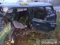 ДТП на Рівненщині: водія з салону авто діставали рятувальники (ФОТО)