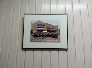 Почесне фото на стіні редакції "РВ". На фото колектив «Daily Press» перед будівлею своєї Хамптонської редакції