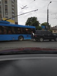 ДТП за участю тролейбуса і позашляховика ускладнила рух на перехресті (ФОТО)