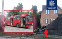 П'яна водійка тролейбуса в Луцьку врізалась у паркан, знесла його і втекла (ФОТО)