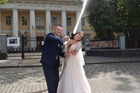 Весільний кортеж поблизу музею здивував рівнян брандспойтом (ФОТО)