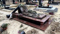 Розтрощили пам’ятники та повиривали квіти: вандали увірвалися на кладовище на півночі Рівненщини
