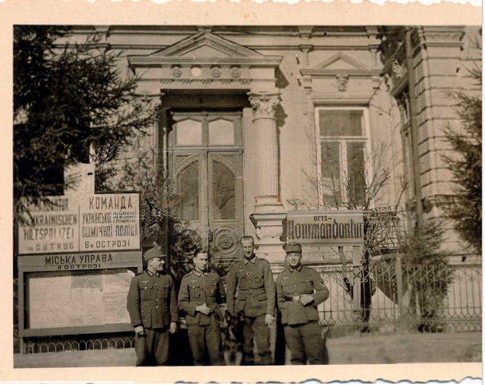 Це українська поліція, фото 1941-го року, до того як поліція в Острозі стала польською. Фото надав Микола Бендюк.