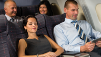 Небезпечні пози: пасажирам розповіли, як не можна спати в літаку