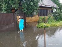 Води по коліна: на Рівненщині злива затопила місто (ФОТО)