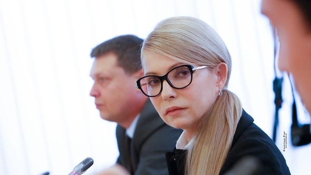 Юлія Тимошенко дивиться на вас