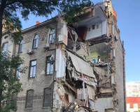 Вночі будинок обвалився в Одесі. Є потерпілі (ФОТО/ВІДЕО)