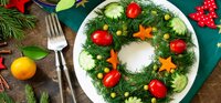 Салат «Різдвяний вінок» — легка страва на свята з яскравих продуктів, яку можна приготувати за 10 хвилин
