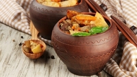 Як смачно приготувати картоплю з грибами: тушковану, запечену та у горщиках (РЕЦЕПТИ)
