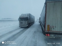 Вантажівки їздять, однак рух уповільнений: про ситуацію на трасі неподалік Здолбунова (ФОТО/ВІДЕО)