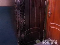 Як виглядають двері квартири, які підпалив невідомий у Рівному (ФОТО)
