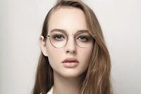 4 правила макіяжу для жінок, які носять окуляри