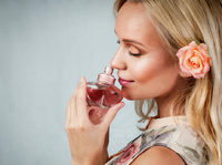 Шахраї в мережі: Три поради, як не купити підробні парфуми