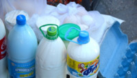 Молочною продукцією люди торгують на відкритому ринку у Рівному навіть у спеку. Бо допустив колишній мер?
