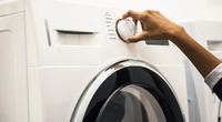 Краще навіть не пробувати: популярний засіб для прання, який знищить вашу машинку
