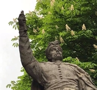 Пам’ятник Богдану Хмельницькому у Рівному позбувся булави (ФОТО)