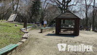 Старий та поламаний: дерев’яний майданчик у парку Шевченка Рівного потребує оновлення (ФОТО)
