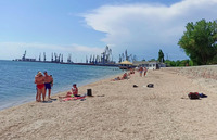 Небезпечне море, загроза інфекцій та ціни в рублях: «курортний» сезон в окупованому Бердянську (ФОТО)
